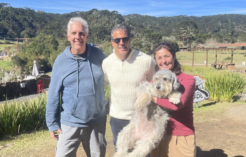 Américo Rabelo, Simone Pauluk e Meg em registro fotográfico com o simpático apresentador de programa de TV, Alvaro Garnero